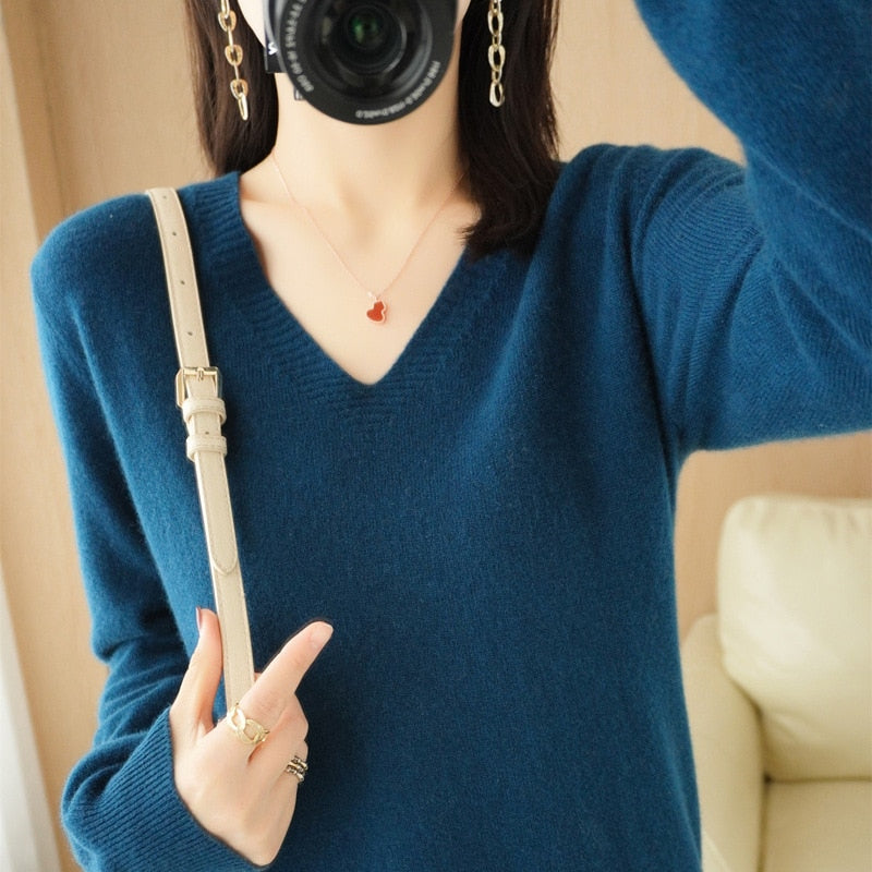 Fleur | Minimalistischer Pullover mit V-Ausschnitt aus leichtem Strick