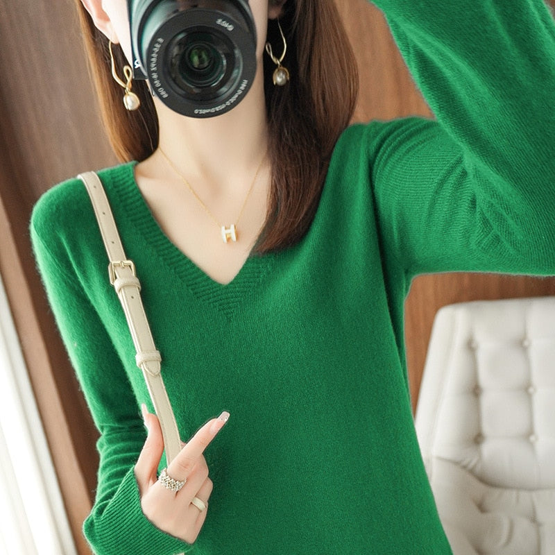 Fleur | Minimalistischer Pullover mit V-Ausschnitt aus leichtem Strick
